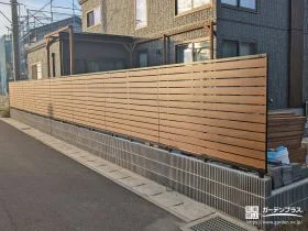 建物に溶け込む視線を遮るおしゃれな目隠しフェンス[施工後]