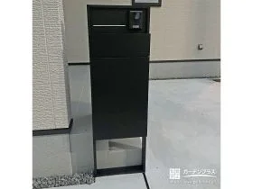 フレームデザインが軽やかな雰囲気を演出する機能門柱[施工後]