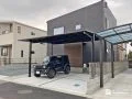 ブラックと木調の組み合わせがナチュラルモダンなカーポート工事