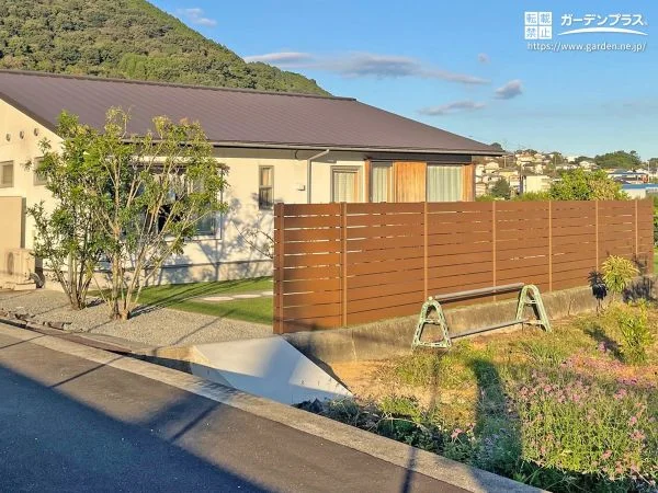 天然木のような質感が美しい木目調フェンス