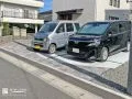 石張りの雰囲気が外構に高級感を添える駐車スペース