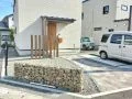 素材と色味のバランスが統一感あるナチュラルな新築外構