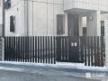 枕木と門扉を組合わせて設置しお住まいの防犯性を向上させた工事