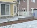 ホワイトカラーで爽やかな印象の境界フェンス