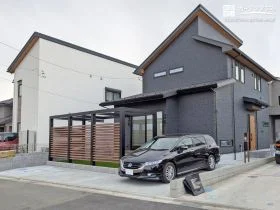 洗練されたフレームが引き立てる心地よく区切られたモダンな新築外構