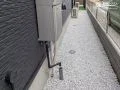 明るい砂利で雑草対策した犬走り