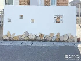 既存の門塀と門柱をホワイトカラーの塗装で生まれ変わらせた工事