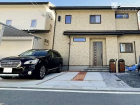見た目も鮮やかな瓦チップが魅力のナチュラルな新築外構