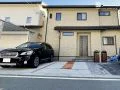 見た目も鮮やかな瓦チップが魅力のナチュラルな新築外構