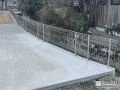 開放感を保ちつつ用水路への転落事故を防止する敷地境界