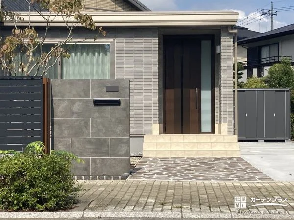 上質で重厚感のあるタイル門柱