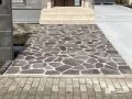 シックな色合いの乱形石貼りの玄関アプローチ