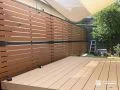 リラックス感を引き立てるフェンスデザイン