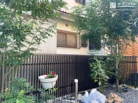 植栽を引き立てる背景としても映えるおしゃれなラインフェンス[施工後]