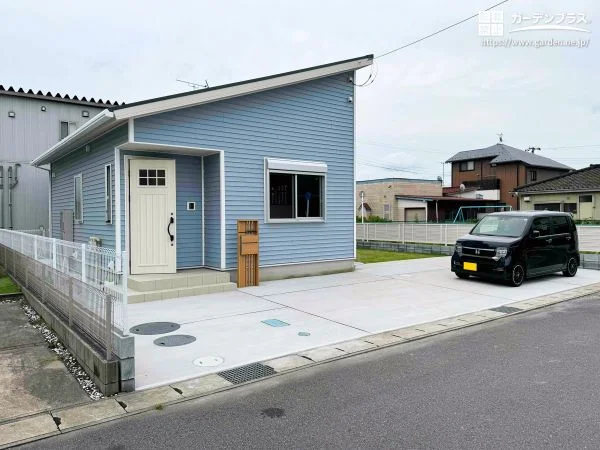 No.25233 青空に映えるアーリーアメリカンのお住まいを引き立てるオープン外構[施工後]