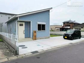青空に映えるアーリーアメリカンのお住まいを引き立てるオープン外構