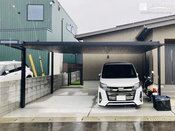 上質な雰囲気を演出するアルミ屋根カーポート
