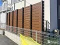 道路側から見た木目調目隠しフェンス