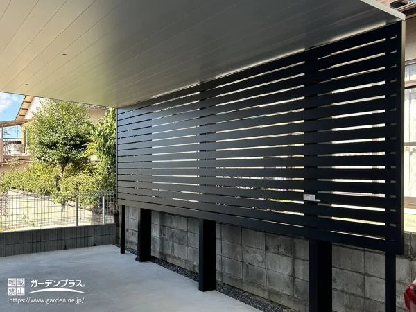 ガレージのような一体感のあるサイドスクリーン