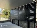 ガレージのような一体感のあるサイドスクリーン