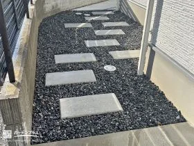 安全に配慮した飛び石風のアプローチ[施工後]