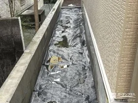防草シートを敷設し雑草対策をした犬走り[施工後]