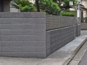 道路側から覗かれにくく意匠性にも優れた目隠しフェンス[施工後]