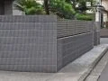 道路側から覗かれにくく意匠性にも優れた目隠しフェンス