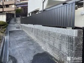 シックな目隠しフェンスで駐車スペースをしっかり目隠しした工事