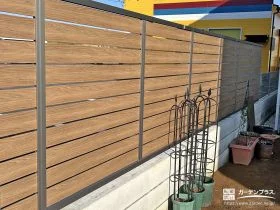 ナチュラルで優しい印象の木目調目隠しフェンス[施工後]