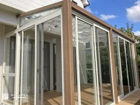 夏の強い日差しもやさしくコントロールできるガーデンルームの設置工事