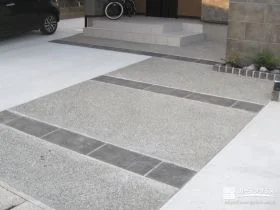 アプローチにリズムをプラスするアクセントの天然石[施工後]