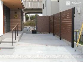 天然石のコントラストを活かした駐車スペース[施工後]