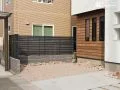 木目調の建物ともバランスよく調和する目隠しフェンス