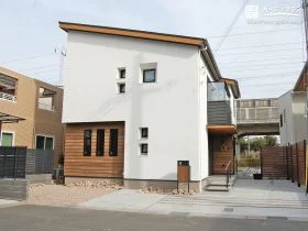 異なる素材をバランスよく取り入れ落ち着いた印象の新築外構