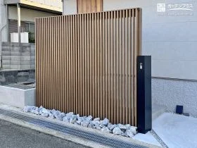 軽やかなリズムを生み出す玄関のおしゃれな目隠し[施工後]