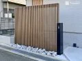 軽やかなリズムを生み出す玄関のおしゃれな目隠し