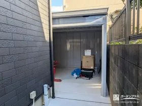 ガレージまでの動線も便利に。土間コンクリート舗装した通路[施工後]