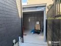 ガレージまでの動線も便利に。土間コンクリート舗装した通路