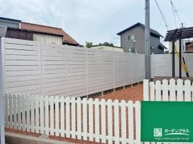 バニラホワイトのやさしい白色が包み込む目隠しフェンス設置工事