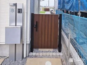 木目調で優しくナチュラルな印象を演出する門扉[施工後]
