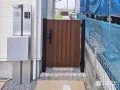 木目調で優しくナチュラルな印象を演出する門扉