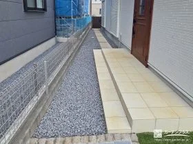 犬走りに玉砂利を敷き雑草対策[施工後]