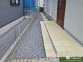 犬走りに玉砂利を敷き雑草対策