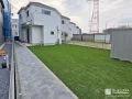 上品な平板のアプローチと可愛らしいピンコロ石が映えるお庭工事