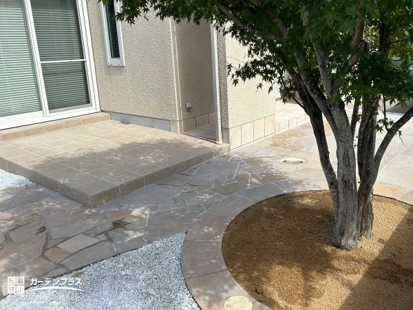 やわらかな色味で整えた歩くたびに気分が上がるお庭