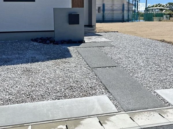 色味を抑えたグレイッシュカラーが際立つ、上品な門まわり