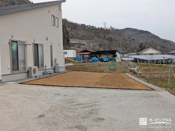 敷地全体を整地し天然芝下地で芝敷きの下準備を整えた工事