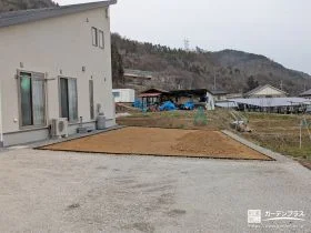 敷地全体を整地し天然芝下地で芝敷きの下準備を整えた工事