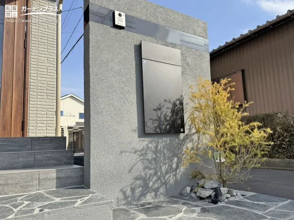 シンプルな塗装仕上げで上品な門柱